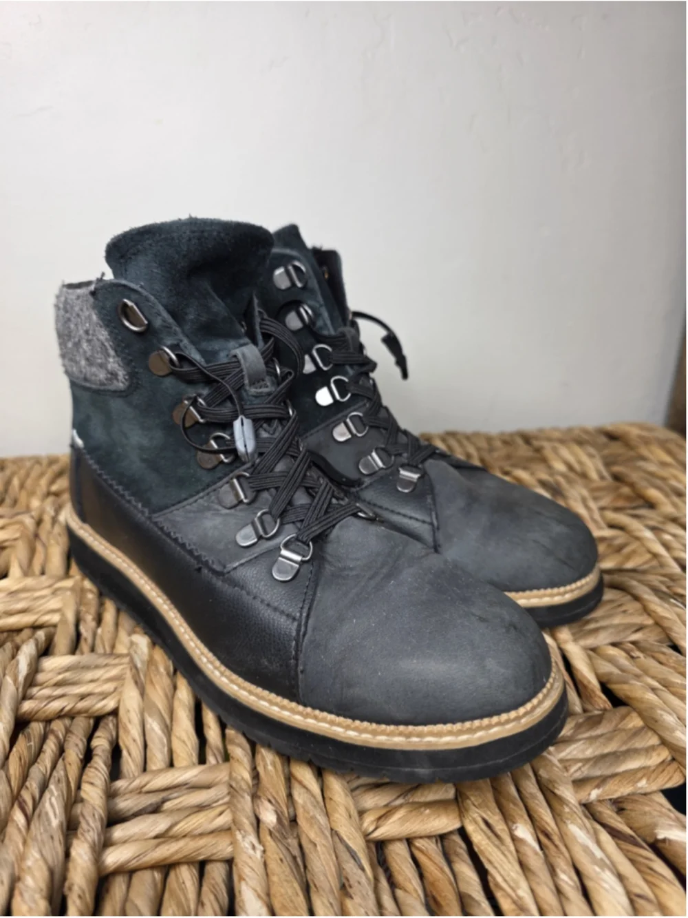 TOMS Sz 8 Mesa Black Gray Suede Leather Hiking Boots Knit Cuff Lace Up Lug Sole